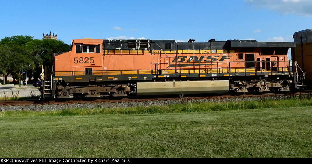 BNSF 5825